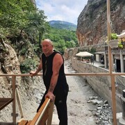  Dinklage,   Victor, 60 ,   c 