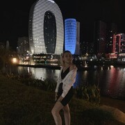  ,  Elly, 25