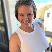  Bes,  Adriana, 40