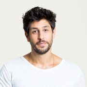  ,  Avi, 23