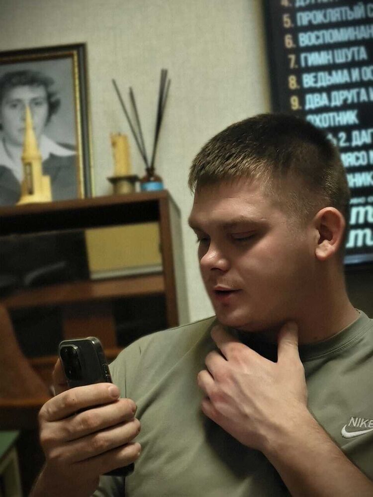  54381498  Denis, 27 ,    