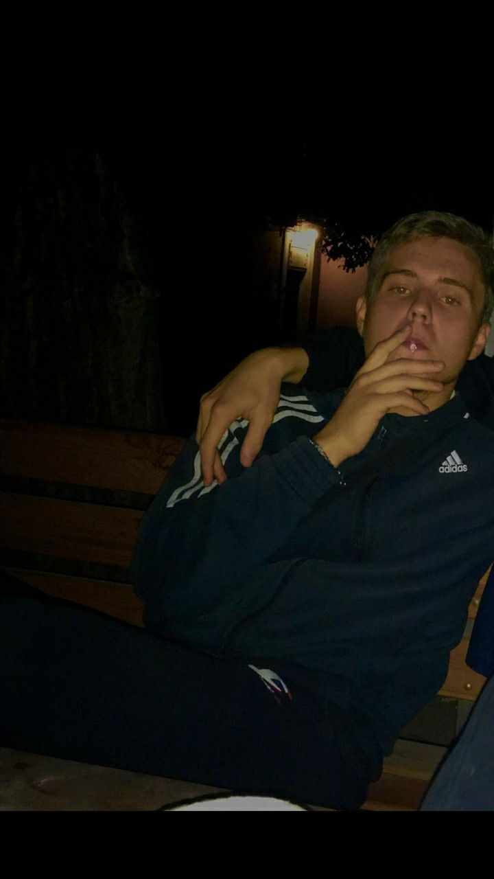  24061718  Denis, 22 ,     
