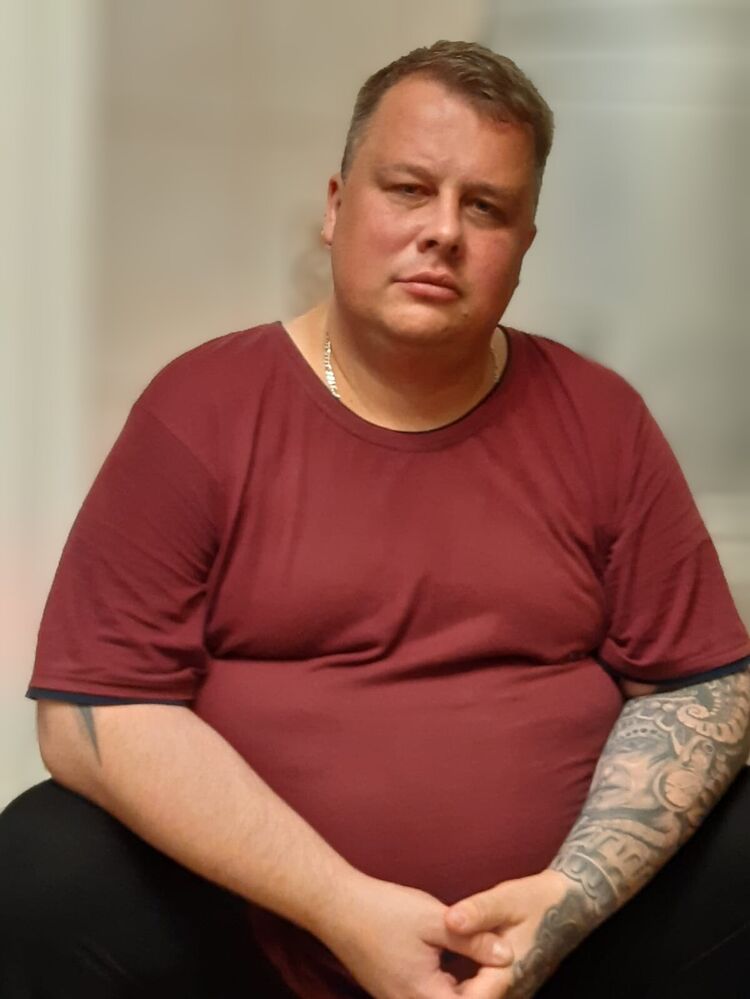  48879438  Nikolais, 42 ,    