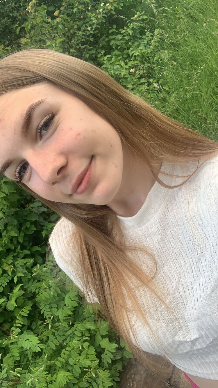  43332658  Karolina, 19 ,    