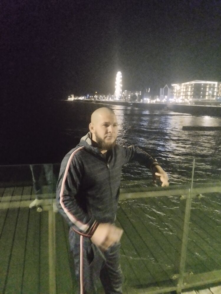  ,   Artur, 33 ,   ,   , c 