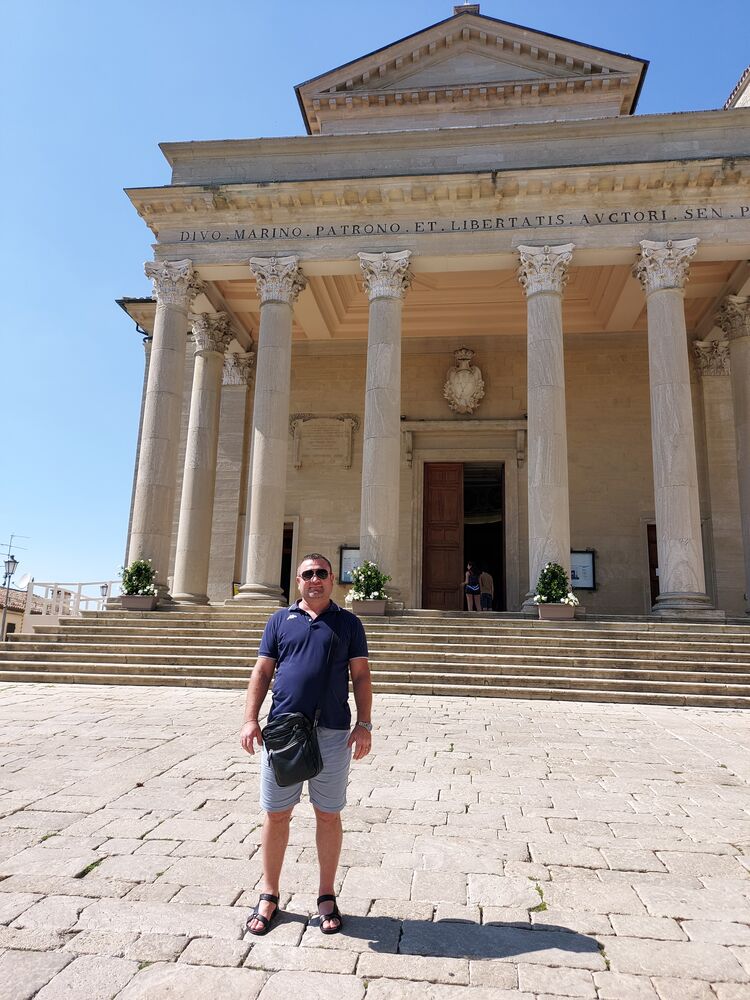  48708838  Sergiu, 44 ,    