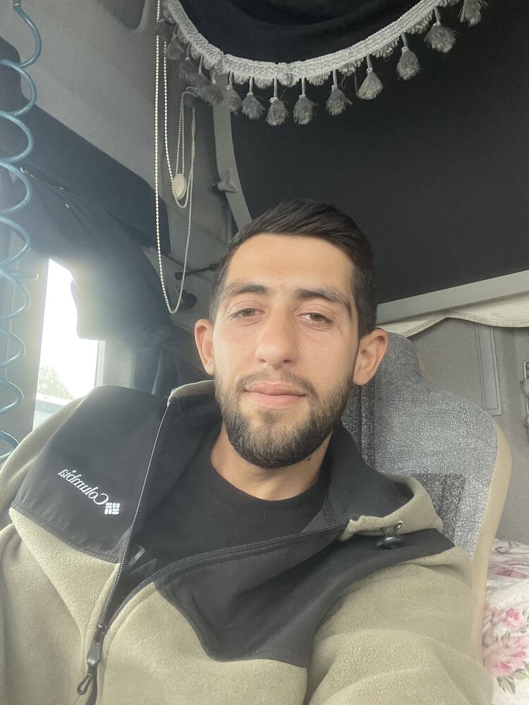  48450458  Melih, 26 ,    