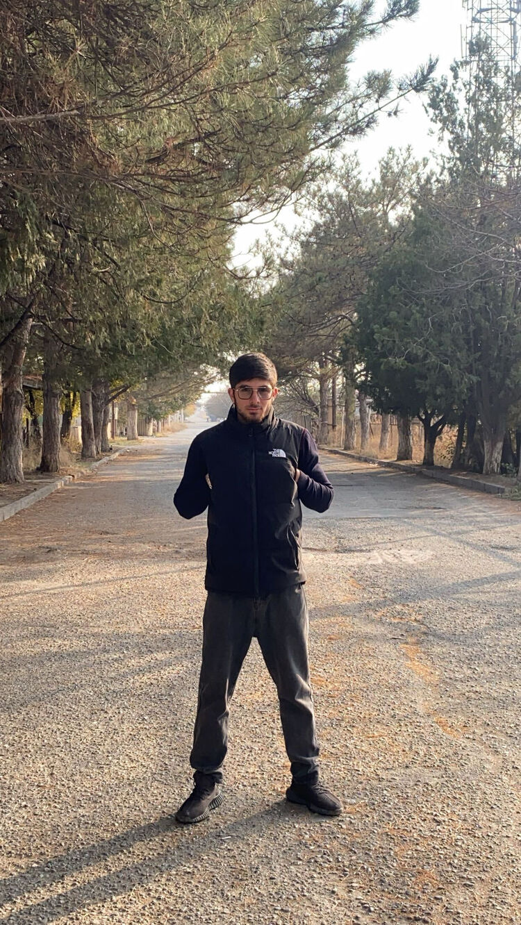  49273118  Artur, 19 ,    