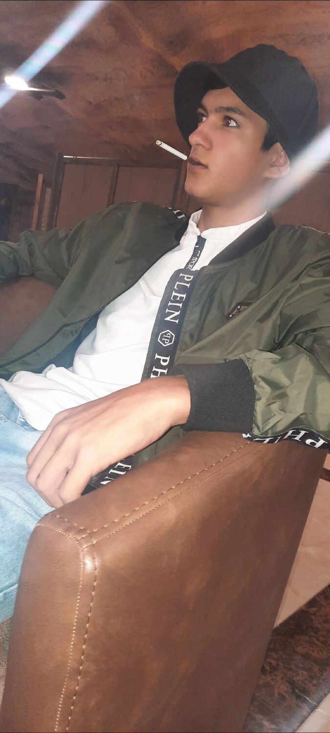  24150318  Artur, 23 ,    