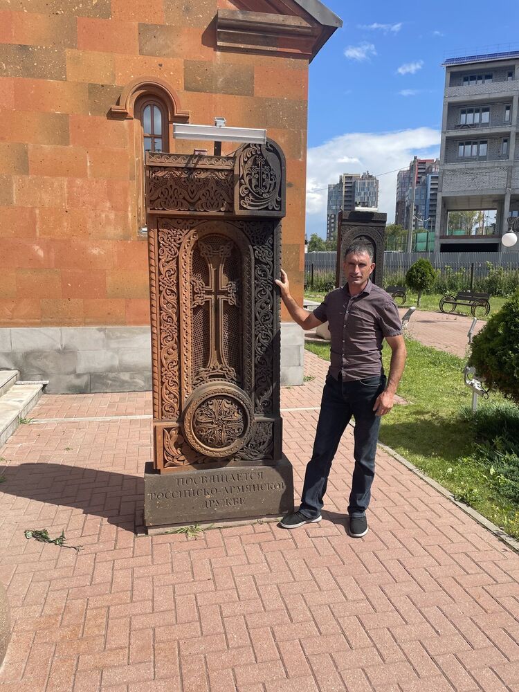  44974398  Arman, 47 ,     