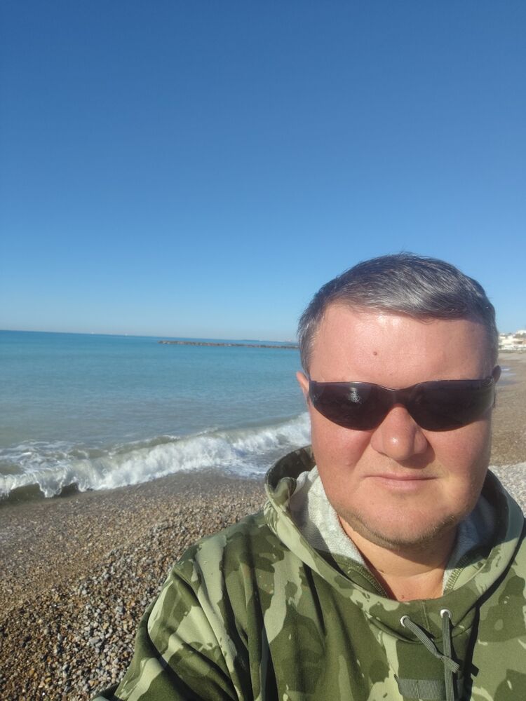  Lyon 02,   Yuriy, 44 ,   ,   , c , 