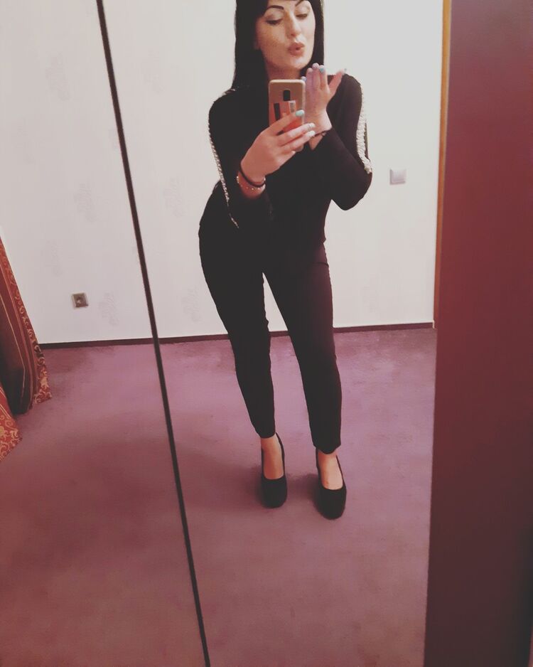  ,   Veronicka, 32 ,  