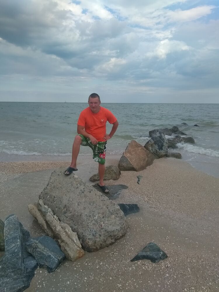  ,   Andrei R, 43 ,     , c 