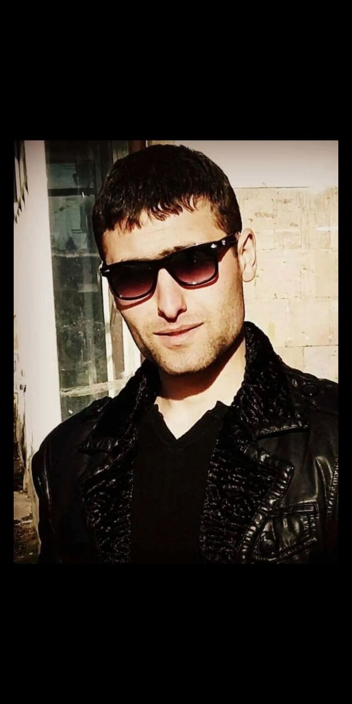  ,   Armen, 34 ,   ,   