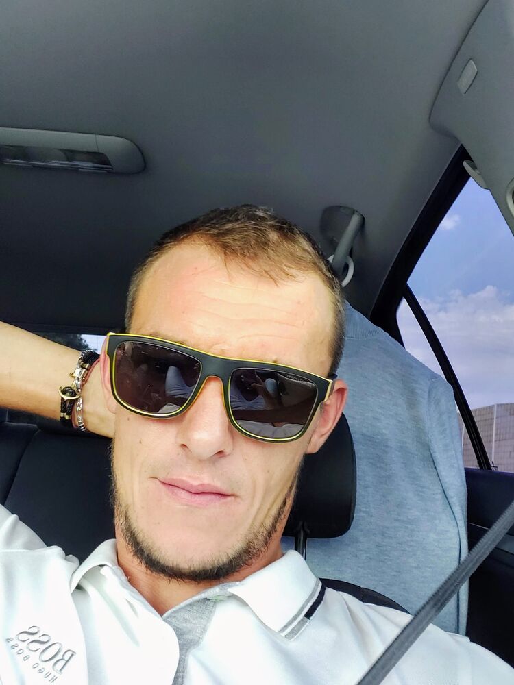  22766628  Ivan, 40 ,    