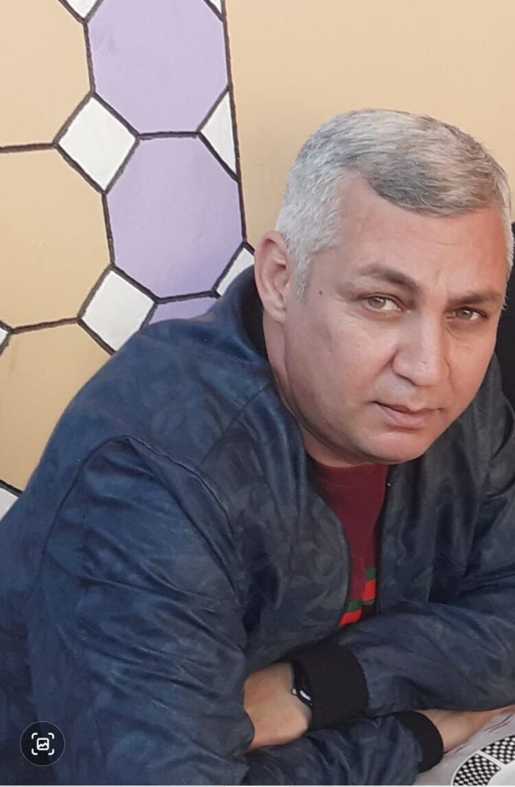  43881518  Sharif, 47 ,    