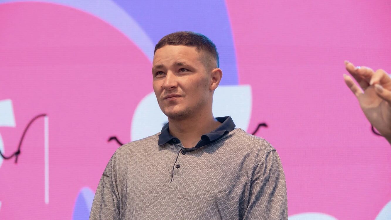  41482758  Anton, 32 ,    