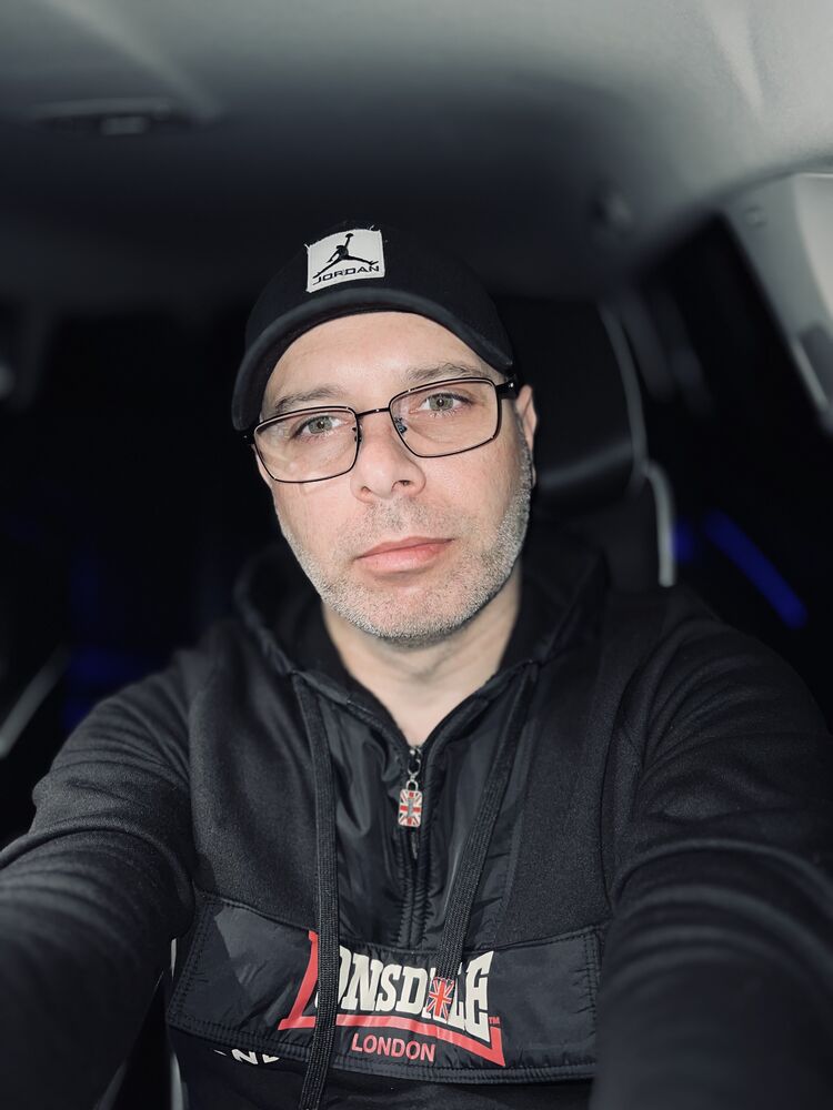  ,   Nik, 40 ,   ,   