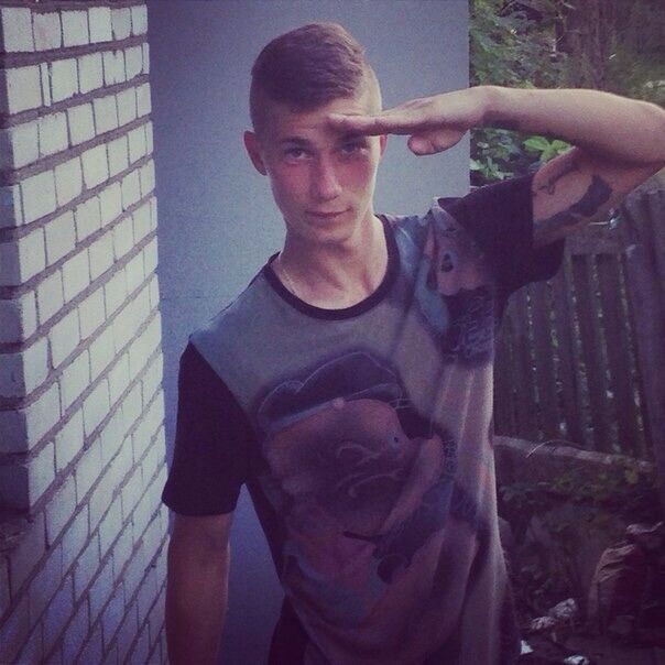  8255028  Anton, 32 ,    