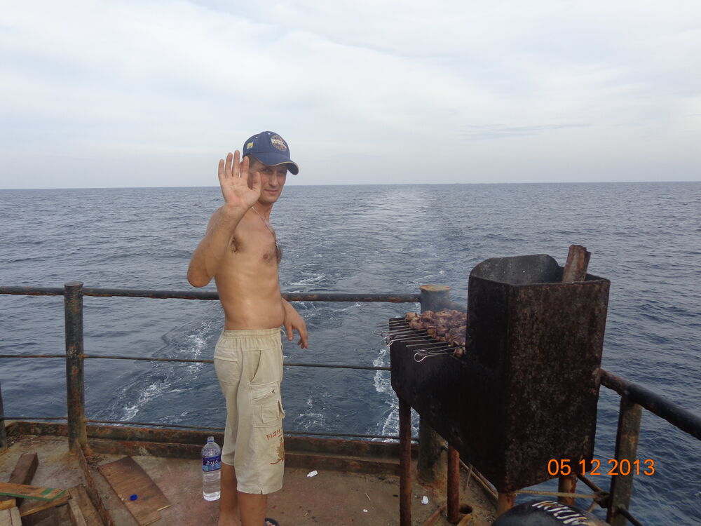  46889318  VLADIMIR, 51 ,    
