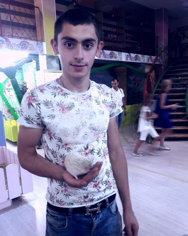  10129648  Artur, 28 ,    