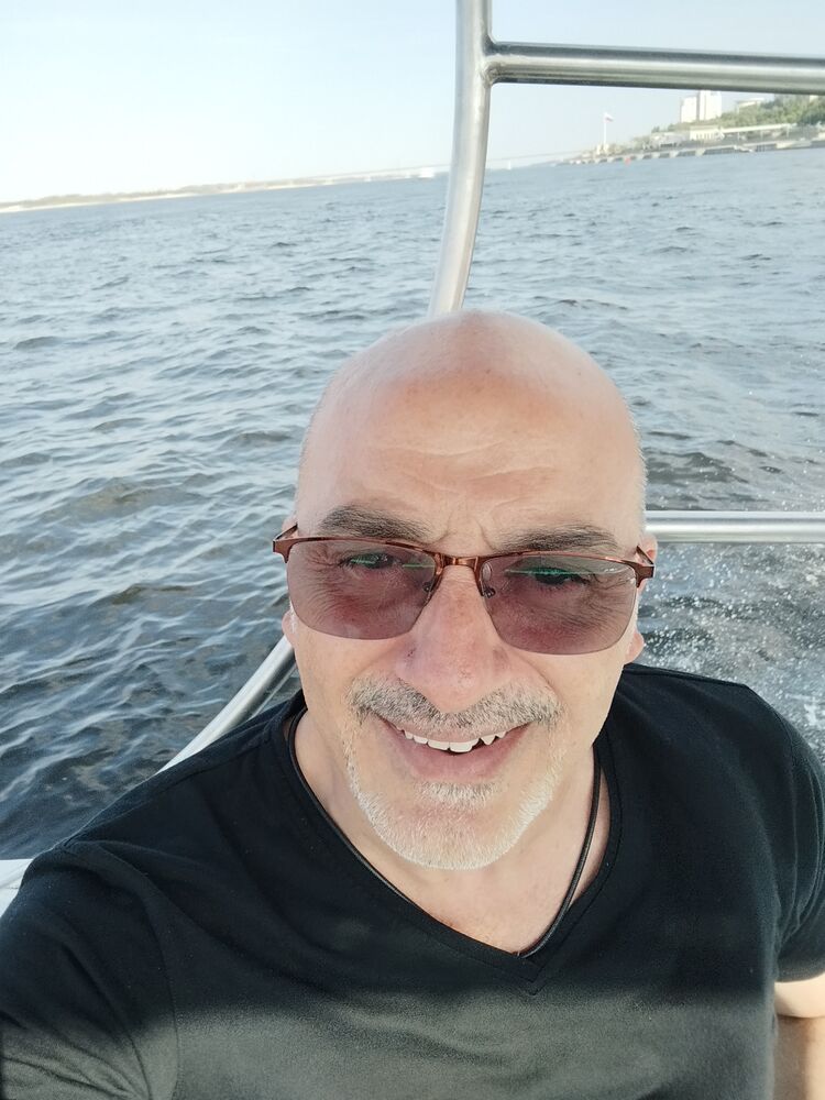 46905348  Iskandar, 53 ,    