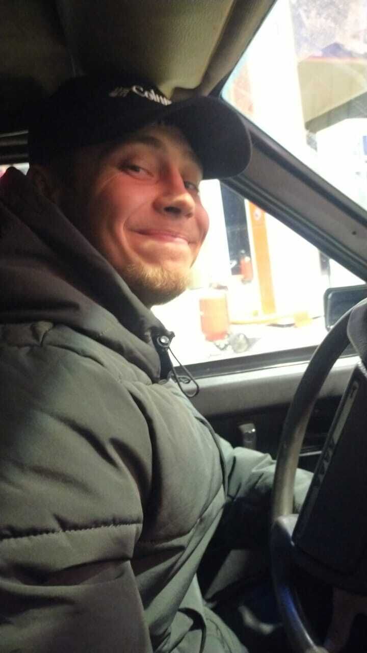  35371748  Anton, 27 ,    