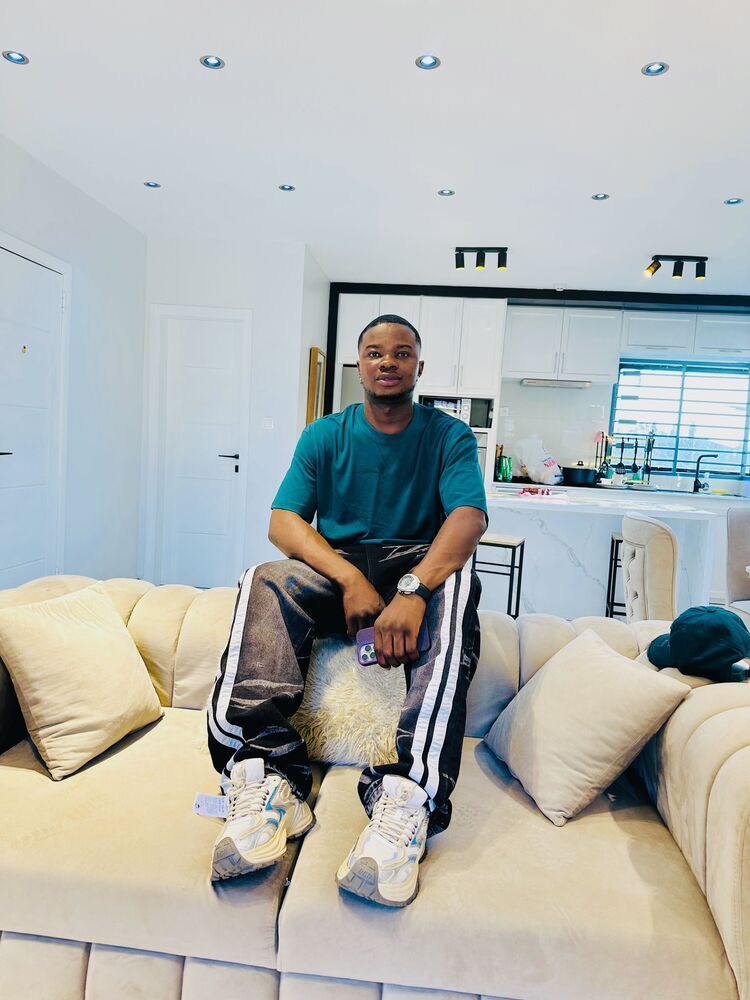  51926628  Drake, 27 ,    