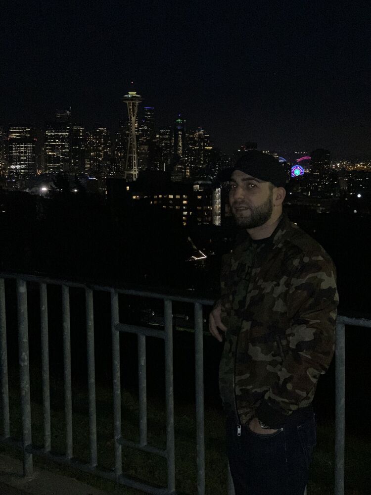  24739248  Vladimir, 30 ,    Bellevue