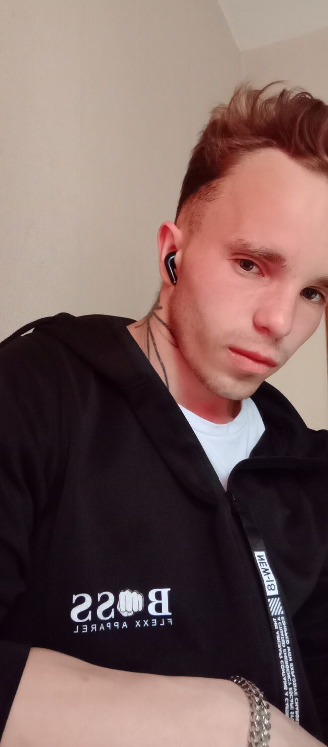  34768568  Pavel, 24 ,    