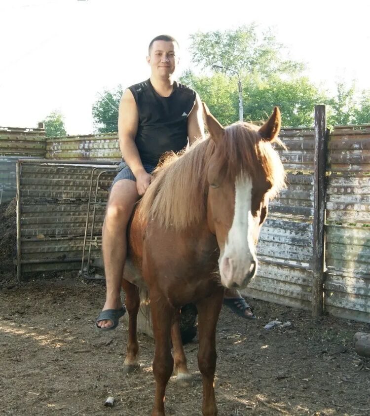  32890788  Viktor, 35 ,    