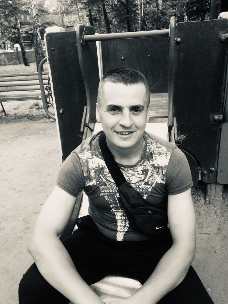  23037378  Viktor, 31 ,    