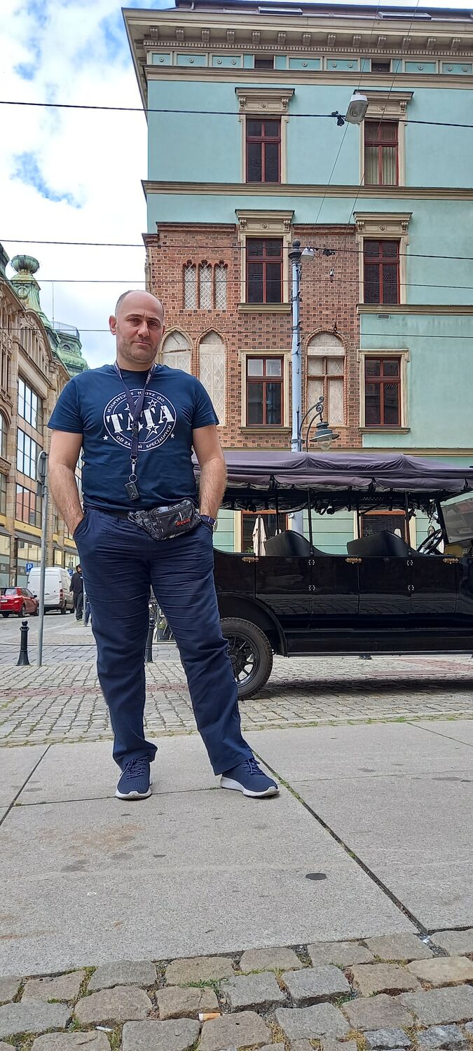  54077318  Zura, 43 ,    