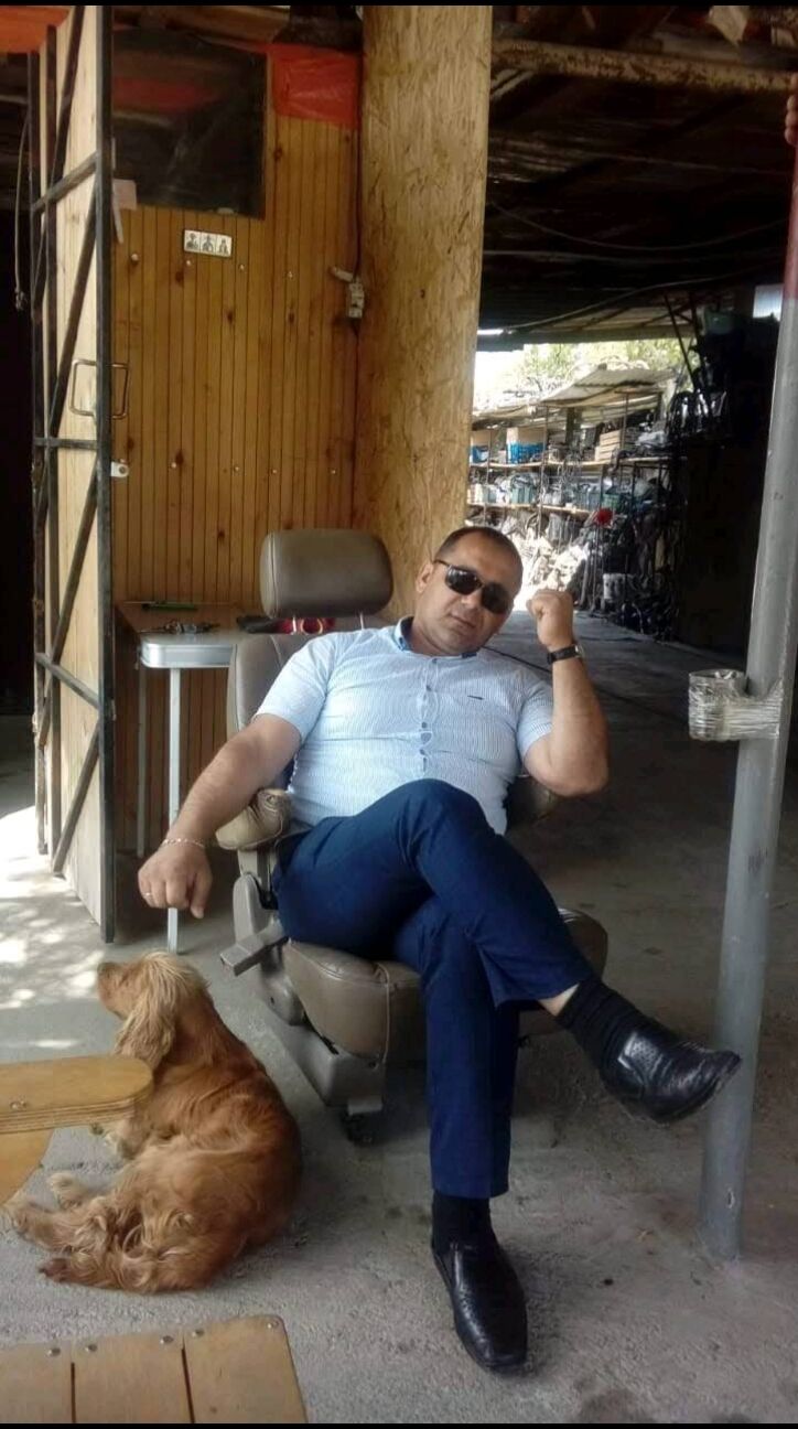  52888218  Fariz, 43 ,    