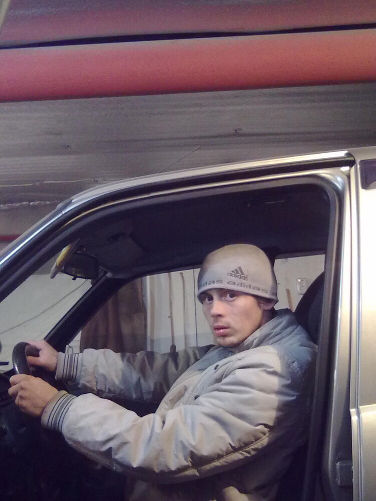  32759168  Viktor, 23 ,    