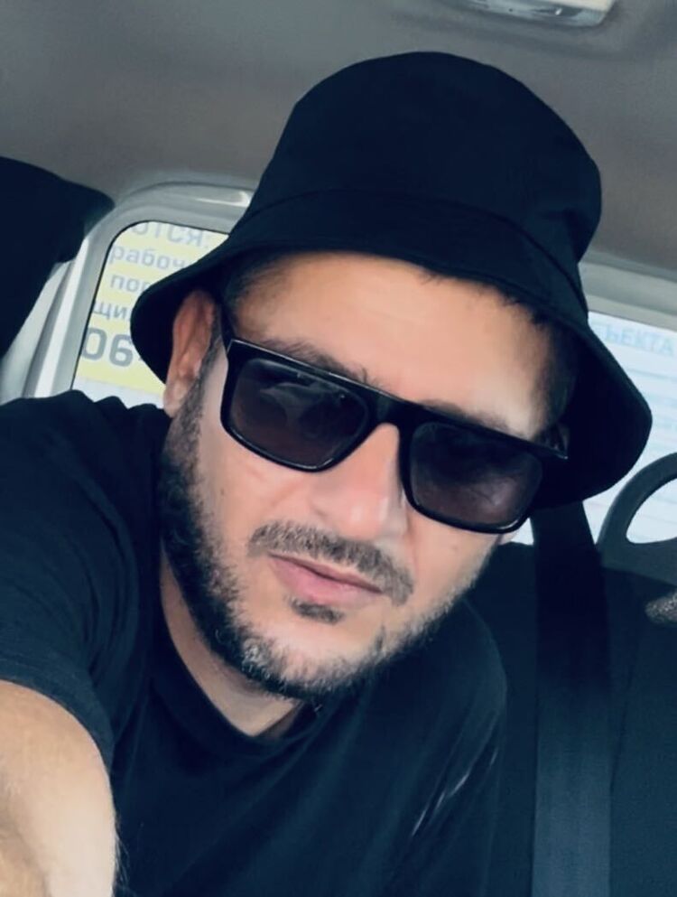 53051308  Petrosyan, 32 ,    