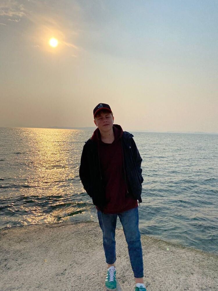  36527178  Denis, 21 ,    