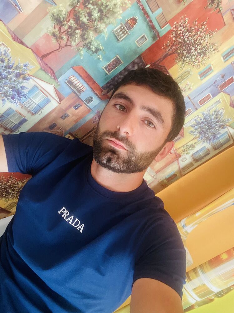 ,   Leon, 28 ,   ,   