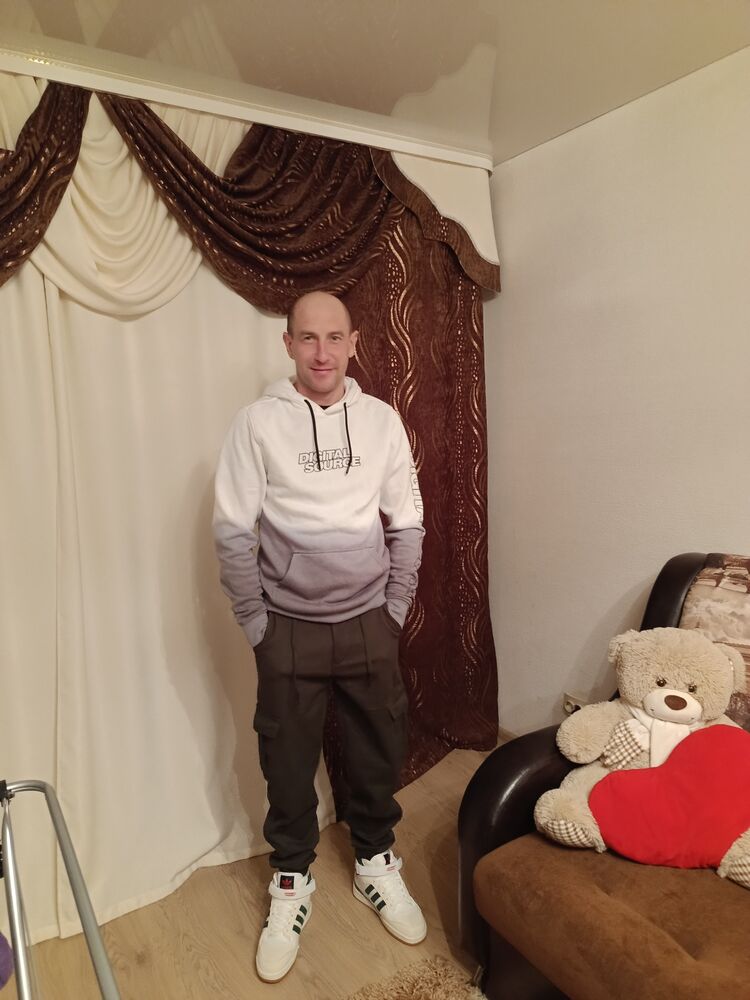  40904818  Igor, 37 ,    