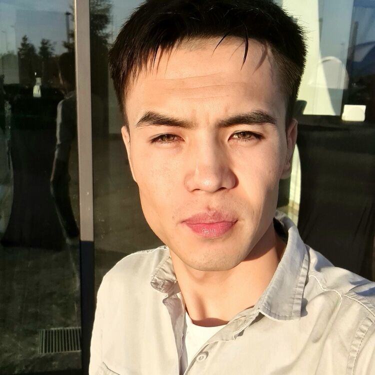  41370528  , 32 ,    Anna