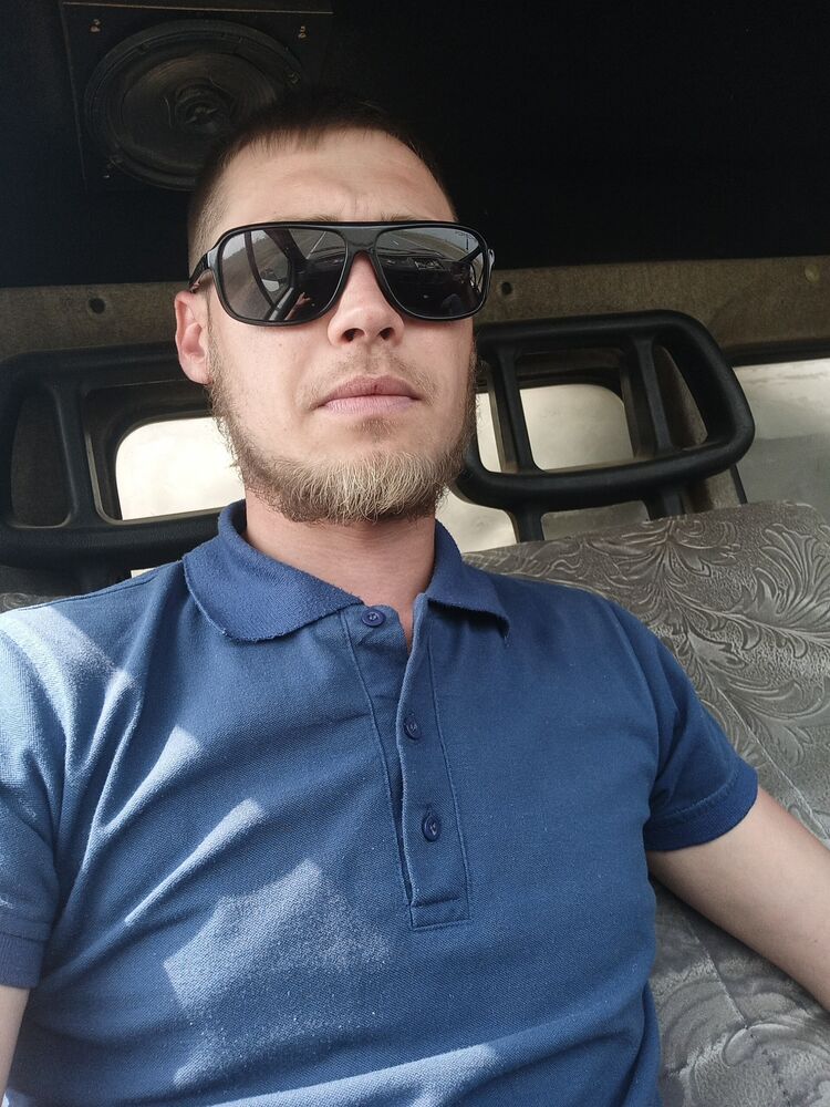  35371738  Anton, 27 ,    