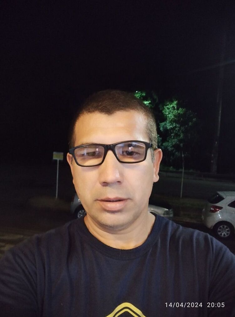  --,   Roberto, 47 ,   ,   