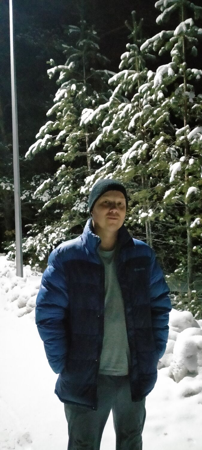  30820818  Viktor, 37 ,    
