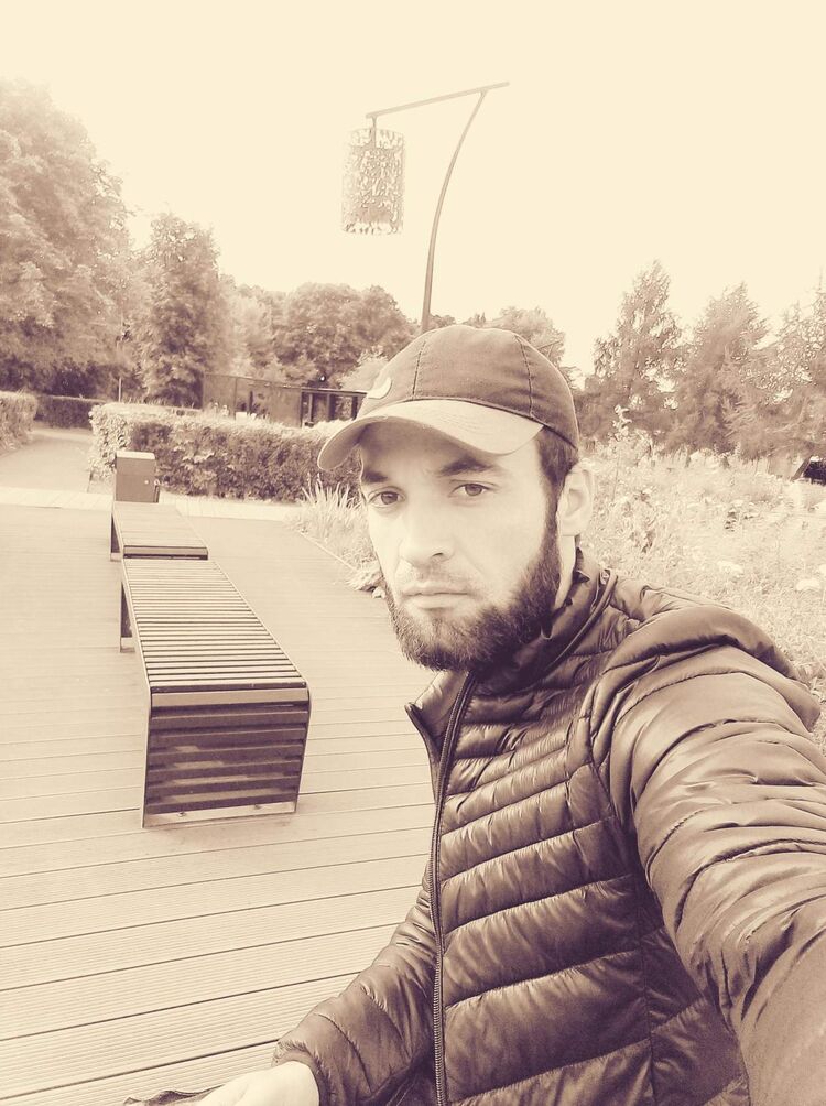  ,   Ali, 32 ,   ,   
