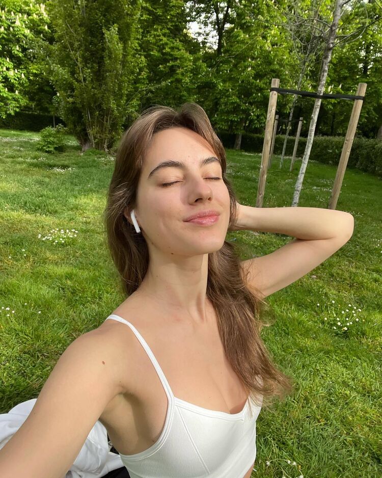  54240698  , 27 ,    Praha