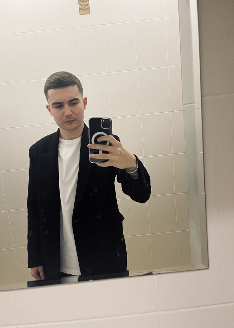  38911538  Viktor, 24 ,    