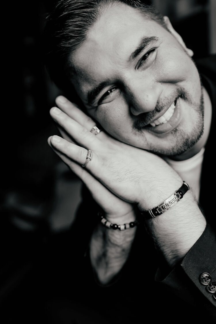  27708318  Martin, 30 ,    