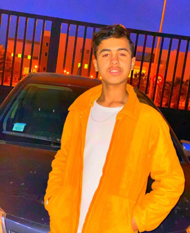  32737378  Midou, 21 ,    Algiers