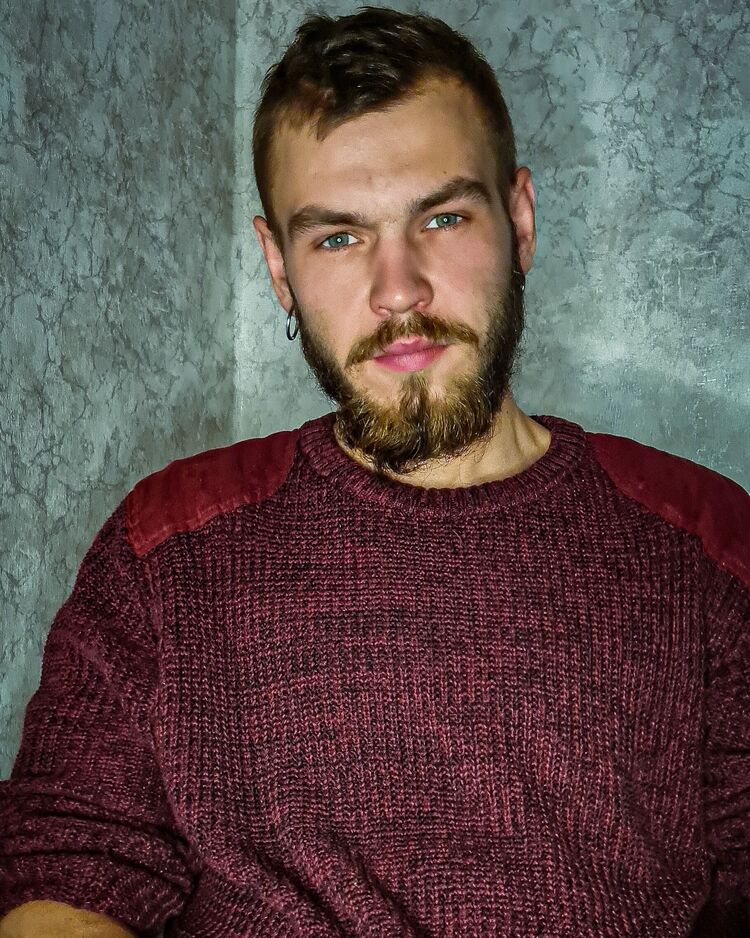  25771248  Andrei, 33 ,    