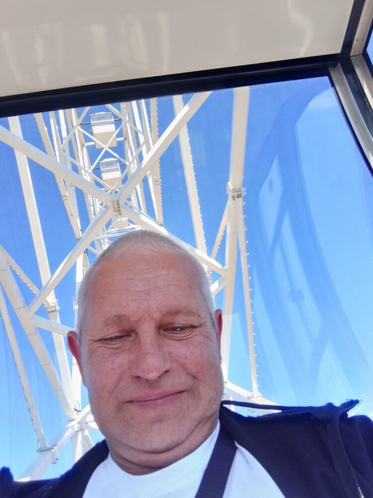  54450438  Leonid, 52 ,    